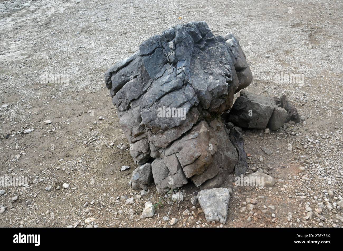 Wanderung UM die beiden Gosauseen im oberösterreichischen Salzkammergut, Am 29.10.2023. DAS Bild zeigt einen Steinhaufen an trocken gelegten Grundsr des vorderen Langbathsees 2023 - Wanderung UM die beiden Gosauseen im oberösterreichischen Salzkammergut, am 29.10.2023. *** Randonnée autour des deux lacs de Gosau dans le Salzkammergut haute-Autriche, sur 29 10 2023 la photo montre un tas de pierres au fond drainé du front Langbathsee 2023 randonnée autour des deux lacs de Gosau dans le Salzkammergut haute-Autriche, sur 29 10 2023 Banque D'Images