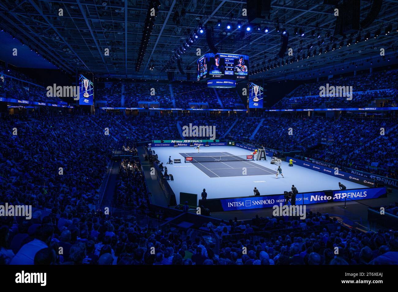 Turin, Italie. 12 novembre 2023. Vue générale à l'intérieur de Pala Alpitour est vu pendant le match de tournoi à la ronde en simple entre Jannik Sinner d'Italie et Stefanos Tsitsipas de Grèce pendant le premier jour des finales ATP Nitto. Jannik Sinner a remporté le match 6-4, 6-4. Crédit : Nicolò Campo/Alamy Live News Banque D'Images