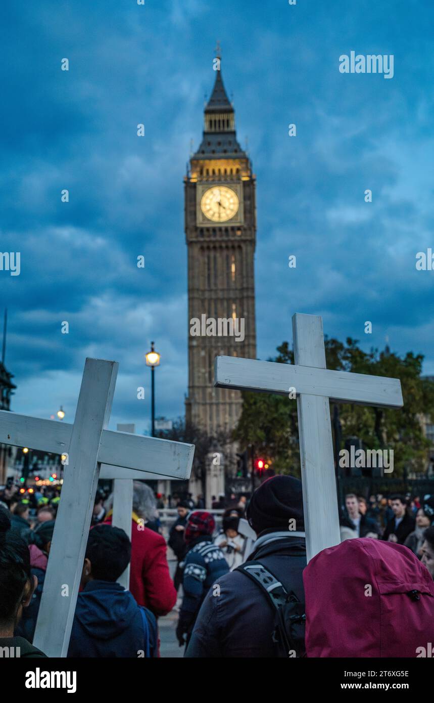Londres, Royaume-Uni, 11 novembre 2023. Un groupe religieux chrétien proteste contre la perte de vies d'unbrons lors d'une veillée anti-avortement aux chambres du Parlement de Londres. (Tennessee Jones - Alamy Live News) Banque D'Images