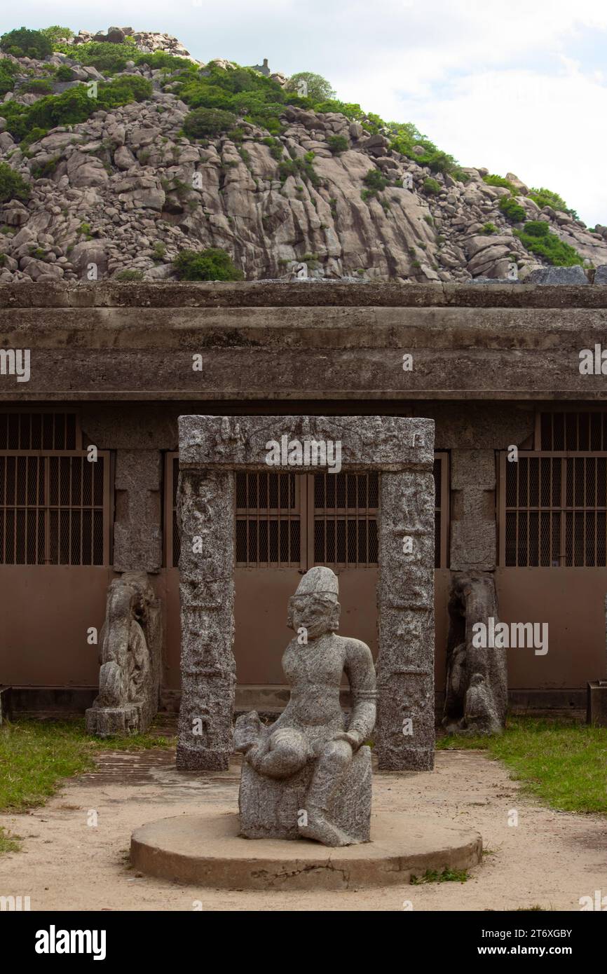 Des artefacts rocheux excavés à l'entrée du complexe du fort de Gingee dans le district de Vlupuram, Tamil Nadu, Inde Banque D'Images