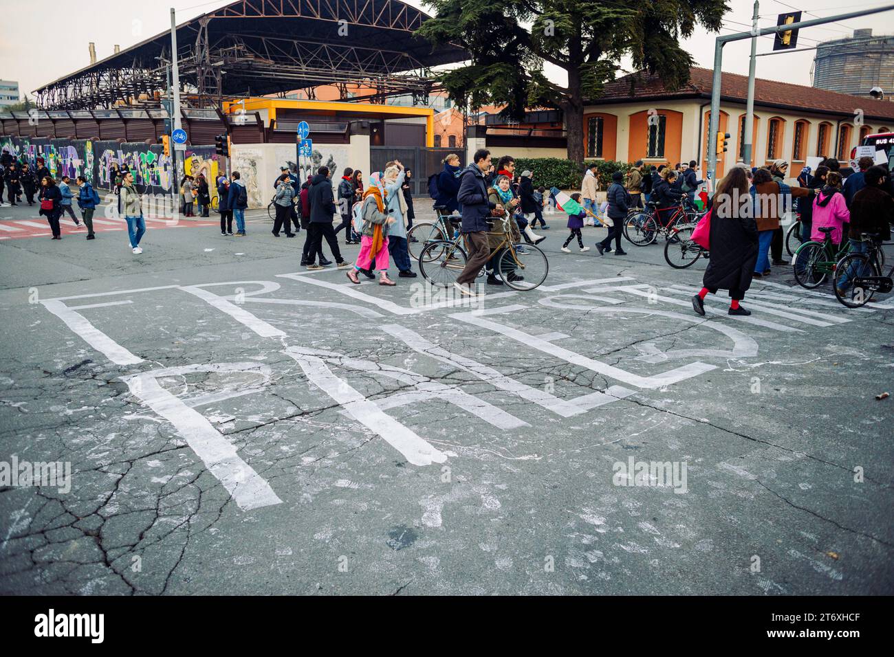 Bologne, Italie. 12 novembre 2023. Les gens protestent en faveur de Gaza. L'action est menée pour appeler à un cessez-le-feu dans le conflit Hamas-Israël. Crédit : Massimiliano Donati/Alamy Live News Banque D'Images