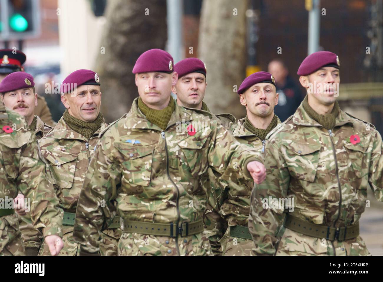 Hull, E. Yorkshire, 12 novembre. Les habitants de Hull et du Yorkshire de l'est ont rendu hommage aux millions de personnes qui ont perdu la vie dans un conflit lors des commémorations du jour du souvenir dans le centre-ville de cette année. Des chefs civiques et des dignitaires, une bande policière, des membres d'un certain nombre d'associations d'anciens combattants et des membres actifs des forces armées, ainsi que l'Ambulance Saint-Jean et les services de feu bleu, étaient présents. SUR LA PHOTO : les vétérans, les cadets et les soldats et officiers en service marchent vers le C enotaph.Bridget Catterall AlamyLiveNews. Banque D'Images