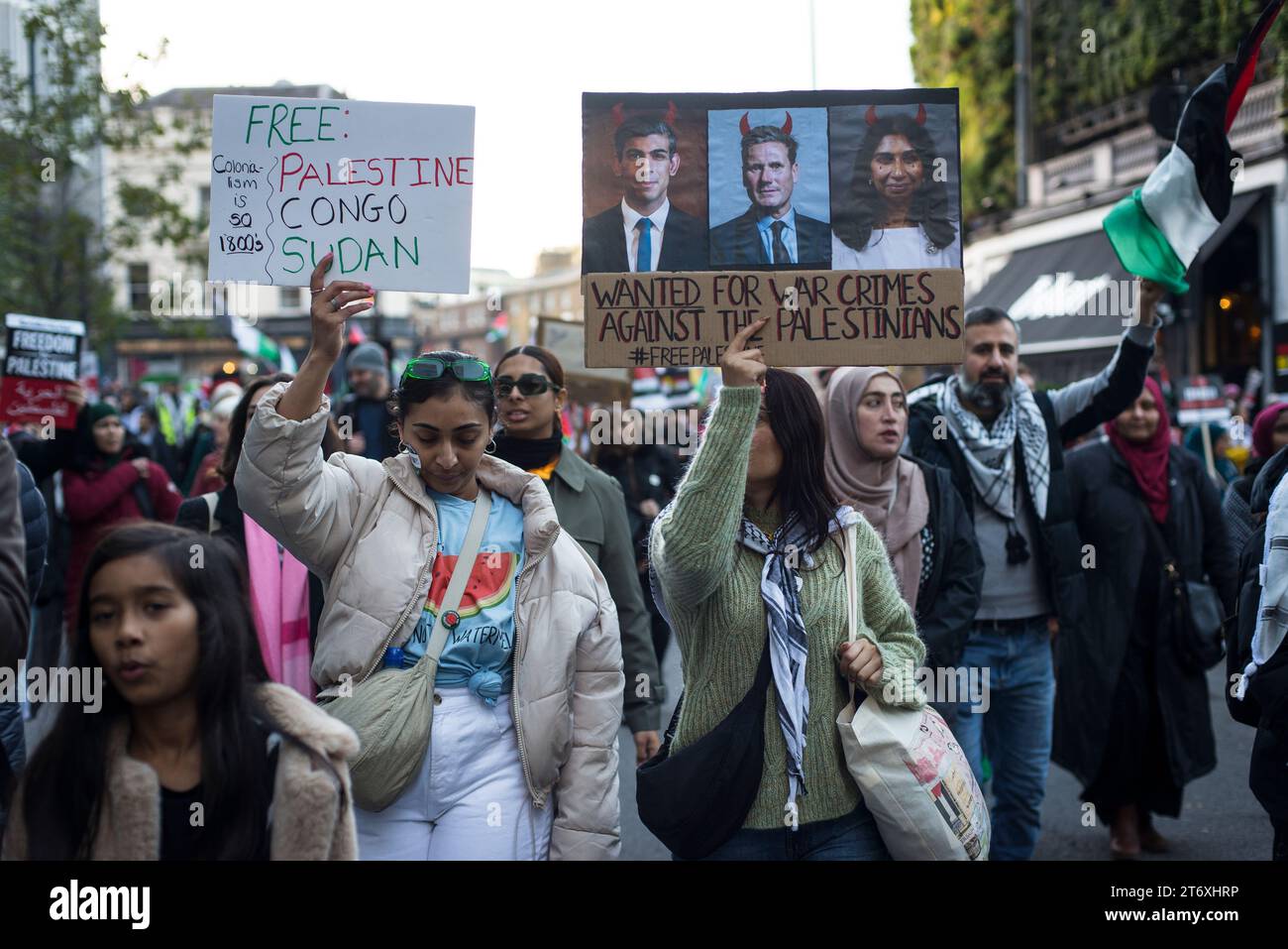 Londres, Royaume-Uni. 11 novembre 2023. Marche nationale pour la Palestine, Londres, Royaume-Uni, 11 novembre 2023. Plus de 300 000 000 personnes défilent à Londres pour manifester leur solidarité envers la population de Gaza et appeler à un cessez-le-feu maintenant, un jour qui coïncide avec la célébration nationale du jour de l’armistice pour marquer la fin de la première Guerre mondiale et de tous ceux qui ont perdu la vie dans le conflit. Il y a eu controverse sur le maintien de l'ordre de l'événement, après que la ministre de l'intérieur Suella Braverman a affirmé que la police métropolitaine avait maintenu des événements comme celui-ci avec parti pris. Crédit : Francesca Moore/Alamy Live News Banque D'Images