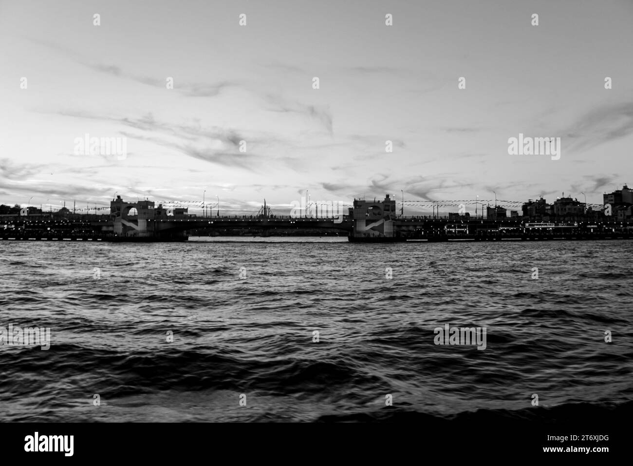 Les silhouettes des bâtiments historiques au bord de la mer dans le quartier de Galata à Istanbul Banque D'Images