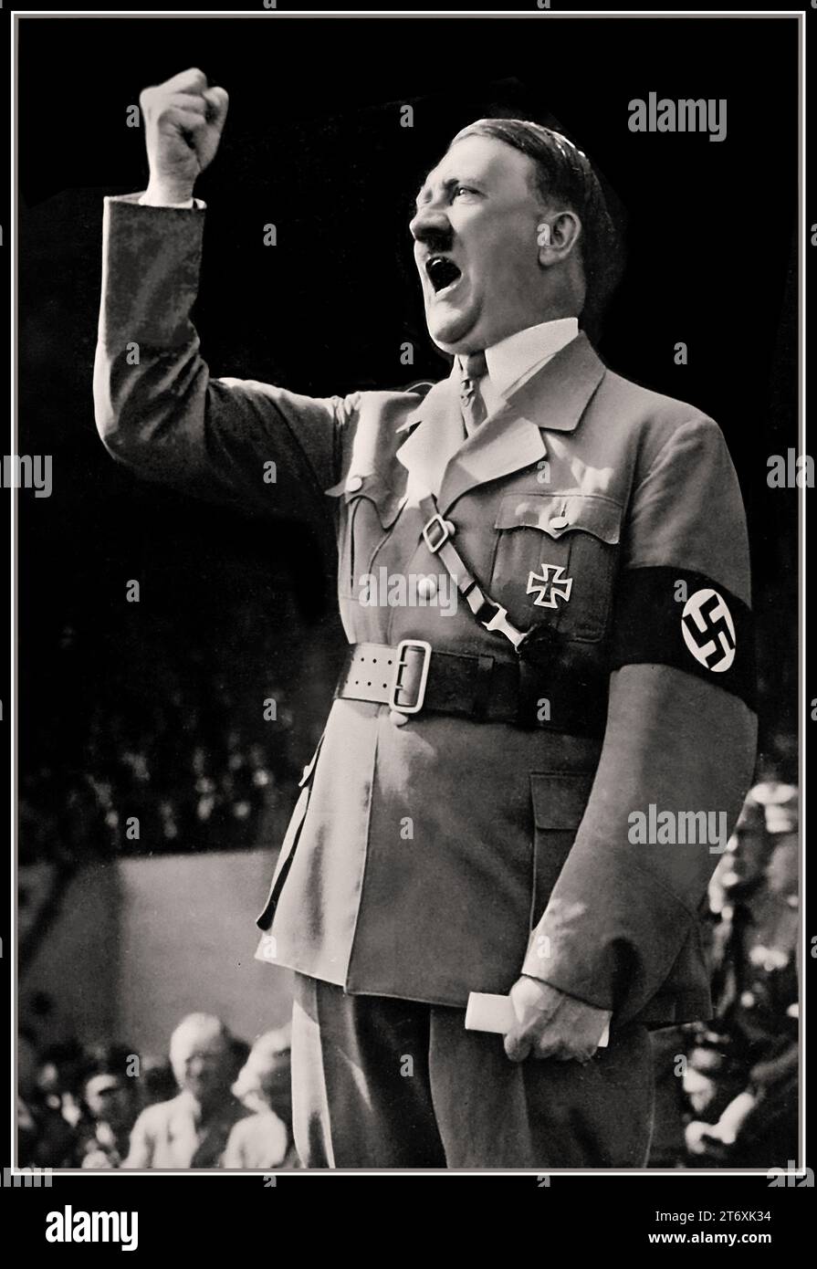 Discours d'Adolf Hitler, chef du parti nazi et Fuhrer d'Allemagne faisant un discours passionné avec son poing serré, portant l'uniforme militaire avec la croix de fer et le brassard Swastika. Le jour où il est devenu commandant en chef des forces armées nazies germanies. Allemagne nazie 1934 Banque D'Images