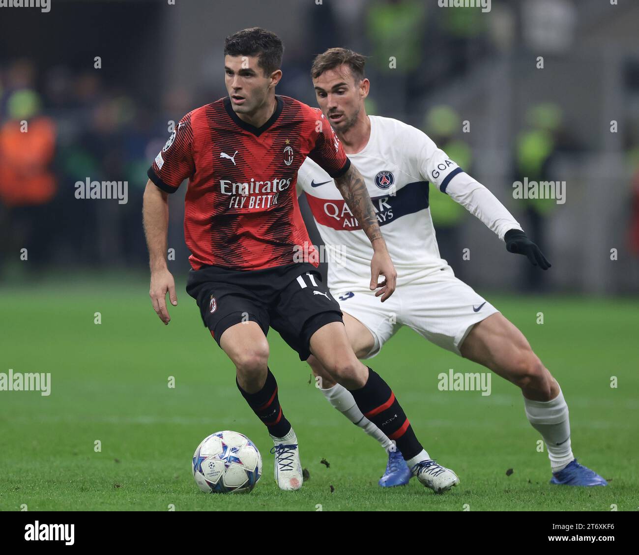 Milan, Italie, 7 novembre 2023. Christian Pulisic de l'AC Milan est poursuivi par Fabian Ruiz du PSG lors du match de l'UEFA Champions League à Giuseppe Meazza, Milan. Le crédit photo devrait se lire : Jonathan Moscrop / Sportimage Banque D'Images