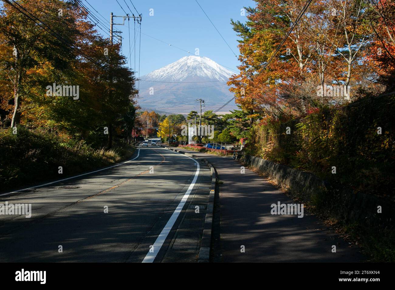 Vues du Mont Fuji à l'aube depuis les rues de la ville de Fujiyoshida au Japon. Banque D'Images