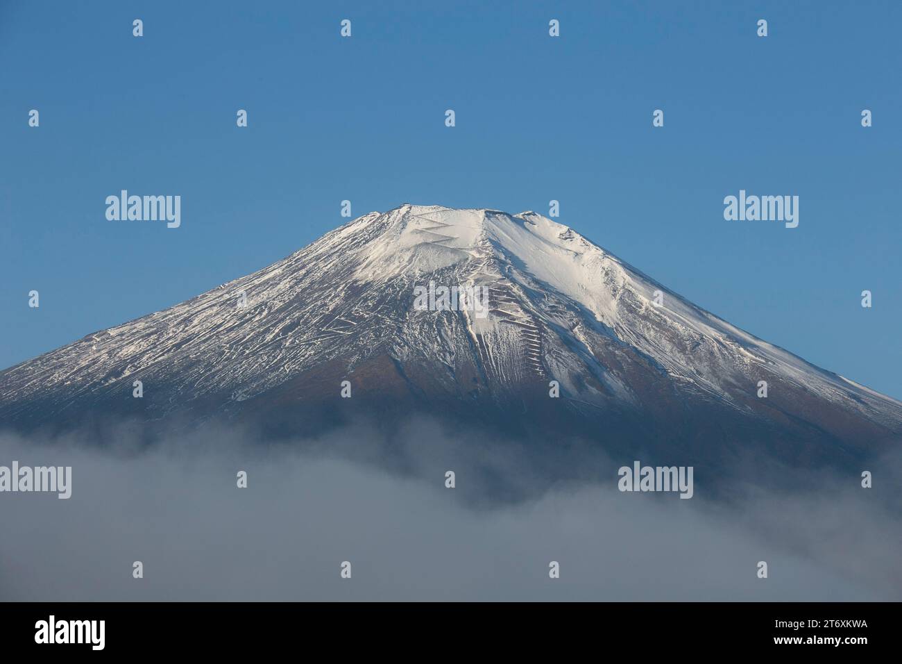 Vues du mont Fuji couvert de neige depuis le lac Yamanaka à Yamanakako, Japon. Banque D'Images
