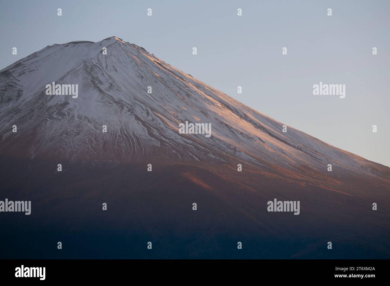 Vues du mont Fuji couvert de neige depuis le lac Yamanaka à Yamanakako, Japon. Banque D'Images