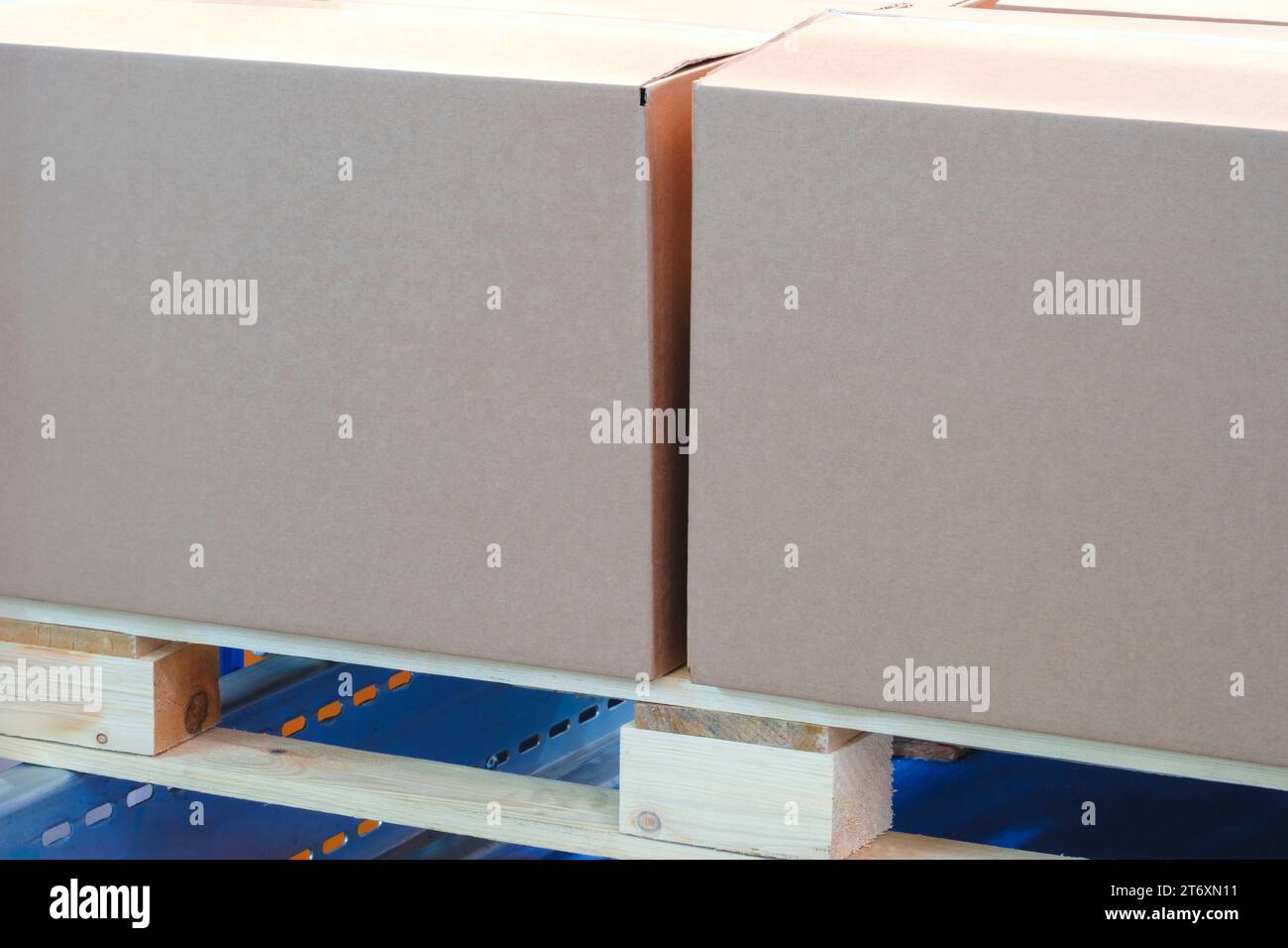 Boîtes en carton sur une palette prêtes à être livrées dans un entrepôt, entrepôt logistique arrière-plan du concept logistique de livraison Banque D'Images