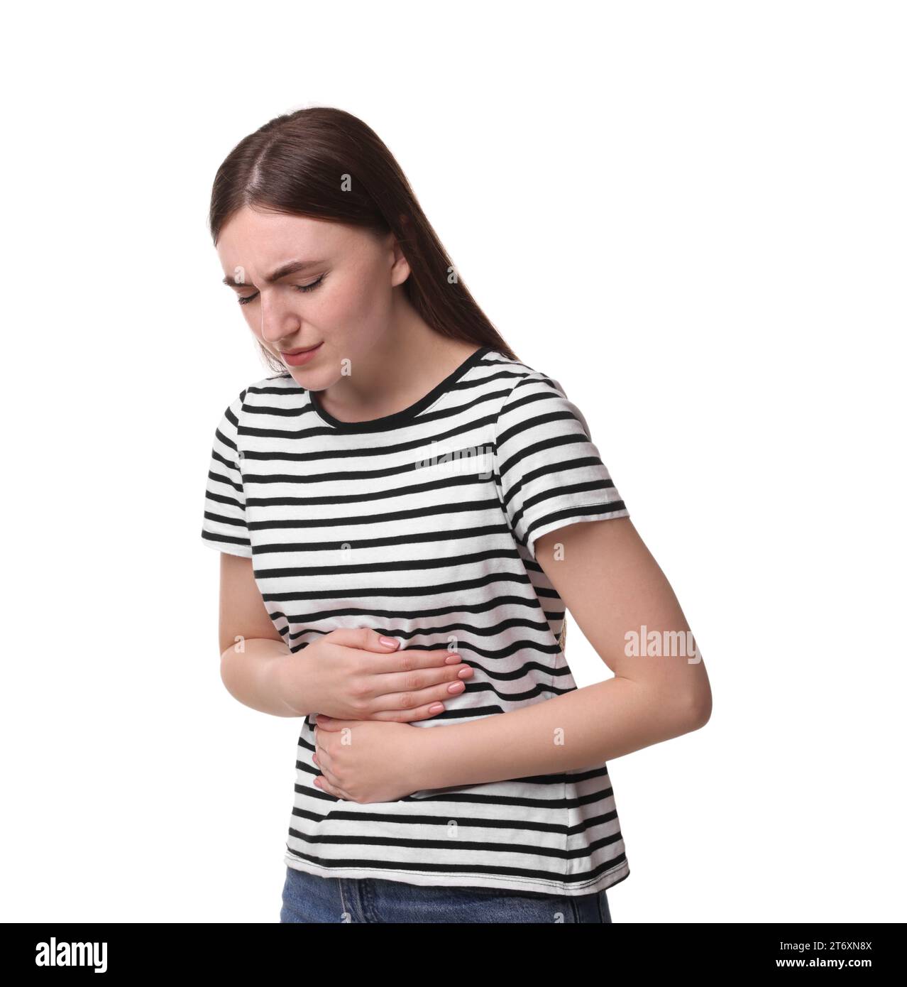 Jeune femme souffrant de douleurs à l'estomac sur fond blanc Banque D'Images
