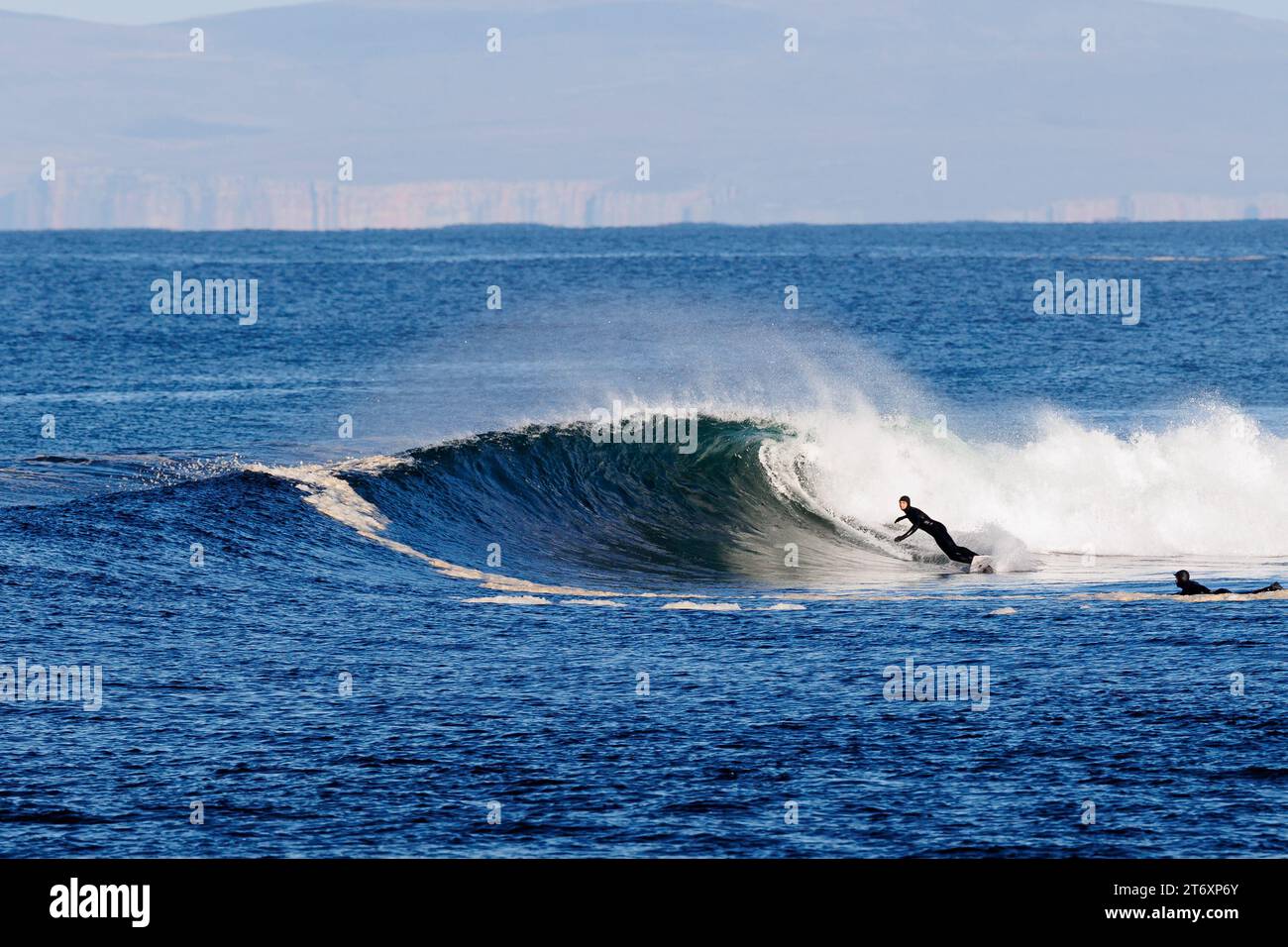 Thurso, Écosse. 9 novembre 2023. Un surfeur chevauchant une vague à Thurso East. Banque D'Images