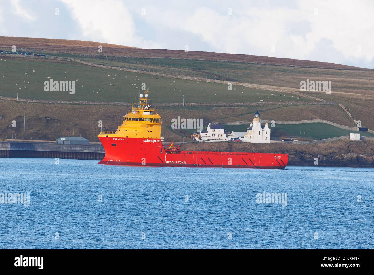 12 novembre 2023. Thurso, Écosse. Le navire norvégien de ravitaillement de la plate-forme Østensjø Rederi Edda Ferd approche d'un poste à quai à Scrabster dans la baie de Thurso. Le Holb Banque D'Images