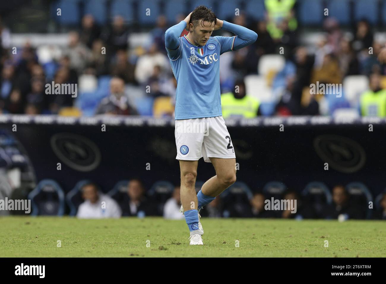 Piotr Zielinski, le milieu de terrain polonais du SSC Napoli, semble abattu lors du match de football Serie A entre le SSC Napoli et Empoli au stade Diego Armando Maradona de Naples, dans le sud de l'Italie, le 12 novembre 2023. Banque D'Images