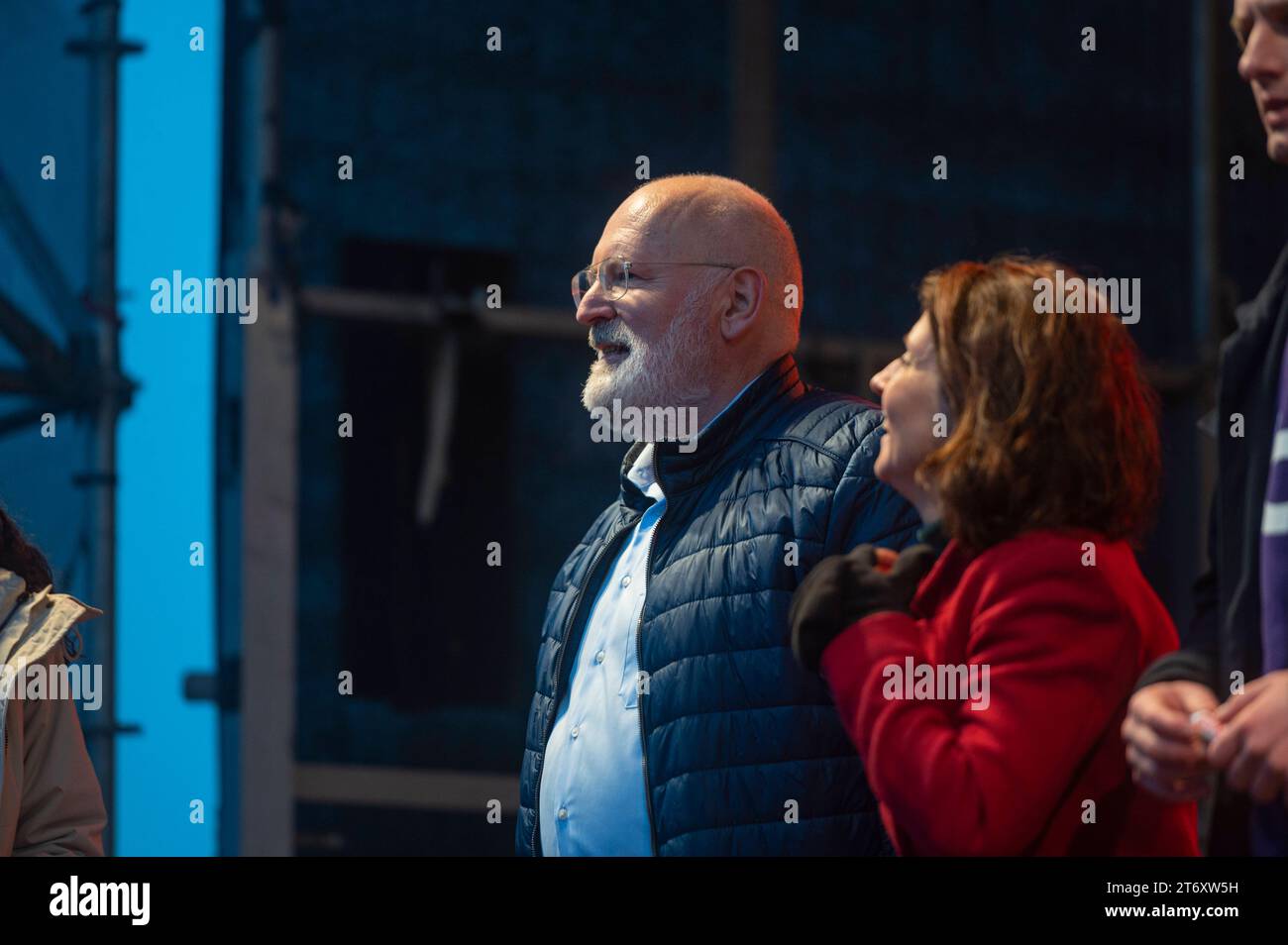 Amsterdam pays-Bas 12 novembre 2023 Klimaatmars. Climat Mars. Des dizaines de milliers de personnes, y compris divers groupes environnementaux et partis politiques, se rendent à Amsterdam en marchant du barrage à Museumplein pour réclamer de meilleures politiques de lutte contre le changement climatique. Les politiciens montent sur scène pour répondre aux questions. Frans Timmermans Groenlinks PvdA les Néerlandais se rendent aux urnes dans les semaines à venir lors d'une élection générale. protest, demo, demonstatie, manifestation, Banque D'Images