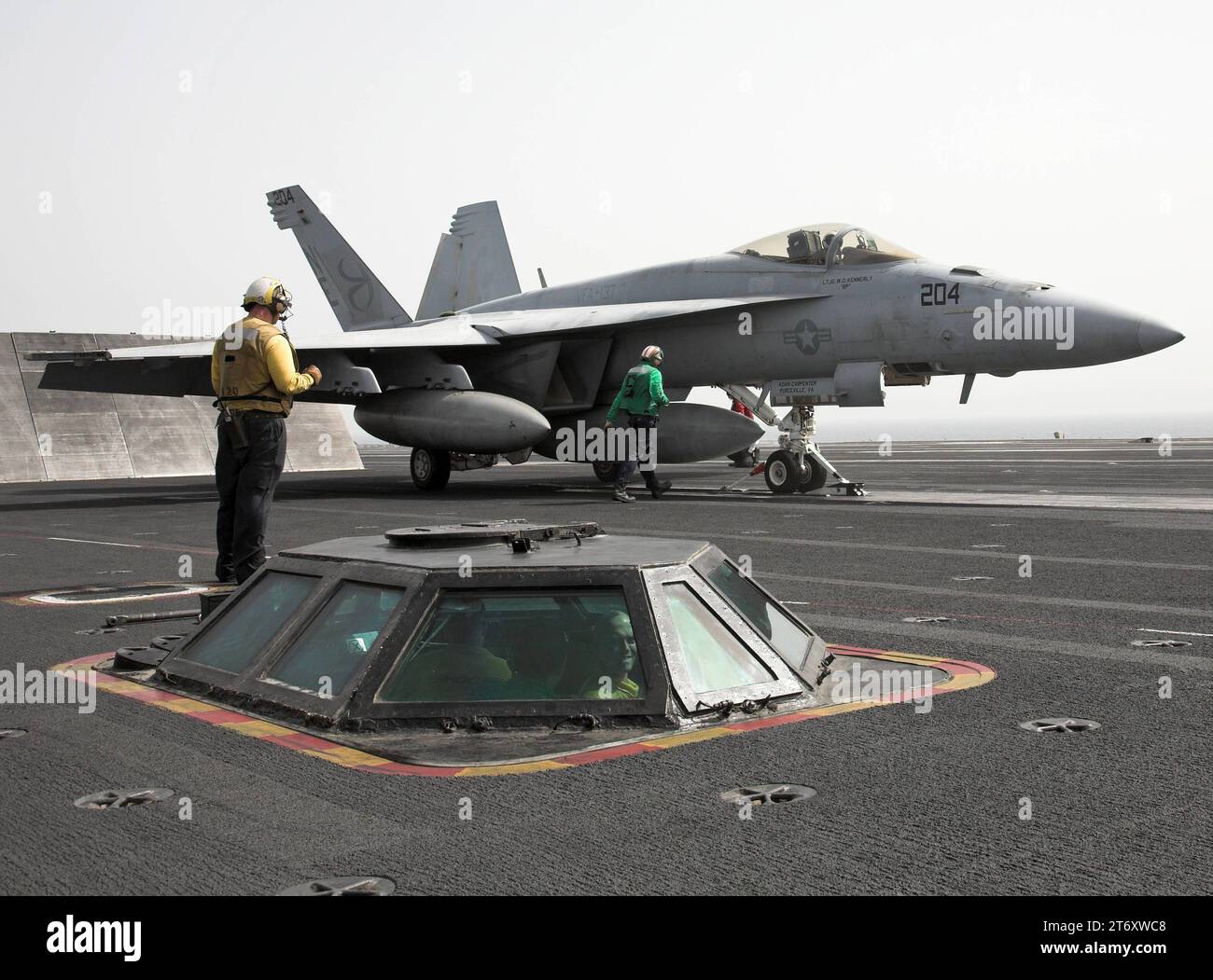 Ein Kampfflugzeug der U.S. Navy USN vom Typ Boeing F/A-18E Super Hornet ist auf dem amerikanischen Flugzeugträger USS Abraham Lincoln CVN-72 für den Katapultstart startklar. Flugaktivitäten an bord des US-amerikanischen Flugzeugträgers USS Abraham Lincoln CVN-72 mit Kampfflugzeugen vom Typ Boeing F/A-18 E/F Super Hornet im Persischen Golf während Operation Iraqi Freedom / Enduring Freedom im Mai 2008. *** Un avion de chasse U S Navy USN Boeing F A 18E Super Hornet est prêt pour le décollage de catapulte sur le porte-avions américain USS Abraham Lincoln CVN 72 activités de vol à bord de l'avion américain carrie Banque D'Images