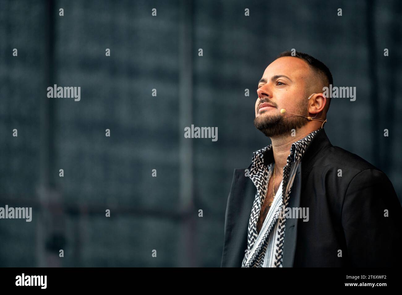Amsterdam pays-Bas 12 novembre 2023 Klimaatmars. Climat Mars. Des dizaines de milliers de personnes, y compris divers groupes environnementaux et partis politiques, se rendent à Amsterdam en marchant du barrage à Museumplein pour réclamer de meilleures politiques de lutte contre le changement climatique. Mounir Samuel spoken Word Protest, demo, demonstration, manifestatie, Banque D'Images