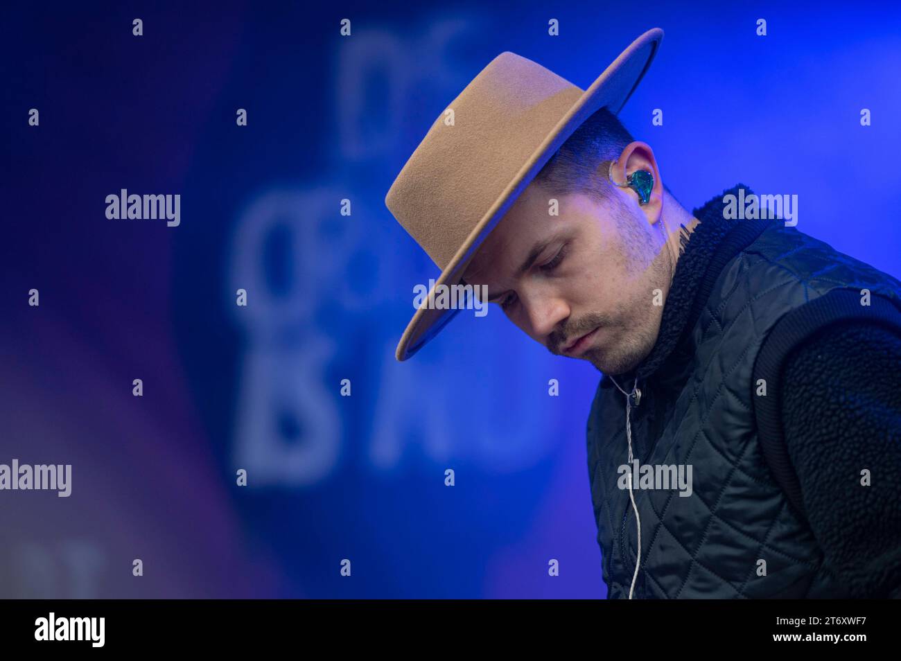 Amsterdam pays-Bas 12 novembre 2023 Klimaatmars. Climat Mars. Des dizaines de milliers de personnes, y compris divers groupes environnementaux et partis politiques, se rendent à Amsterdam en marchant du barrage à Museumplein pour réclamer de meilleures politiques de lutte contre le changement climatique. DJ accompagnant Mounir Samuel Protest, demo, demo, demonstration, manifestatie, Banque D'Images