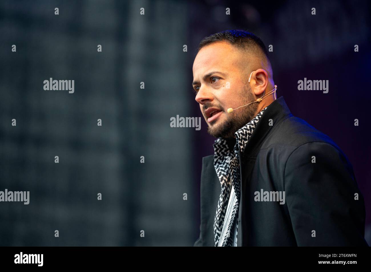 Amsterdam pays-Bas 12 novembre 2023 Klimaatmars. Climat Mars. Des dizaines de milliers de personnes, y compris divers groupes environnementaux et partis politiques, se rendent à Amsterdam en marchant du barrage à Museumplein pour réclamer de meilleures politiques de lutte contre le changement climatique. Mounir Samuel spoken Word Protest, demo, demonstration, manifestatie, Banque D'Images