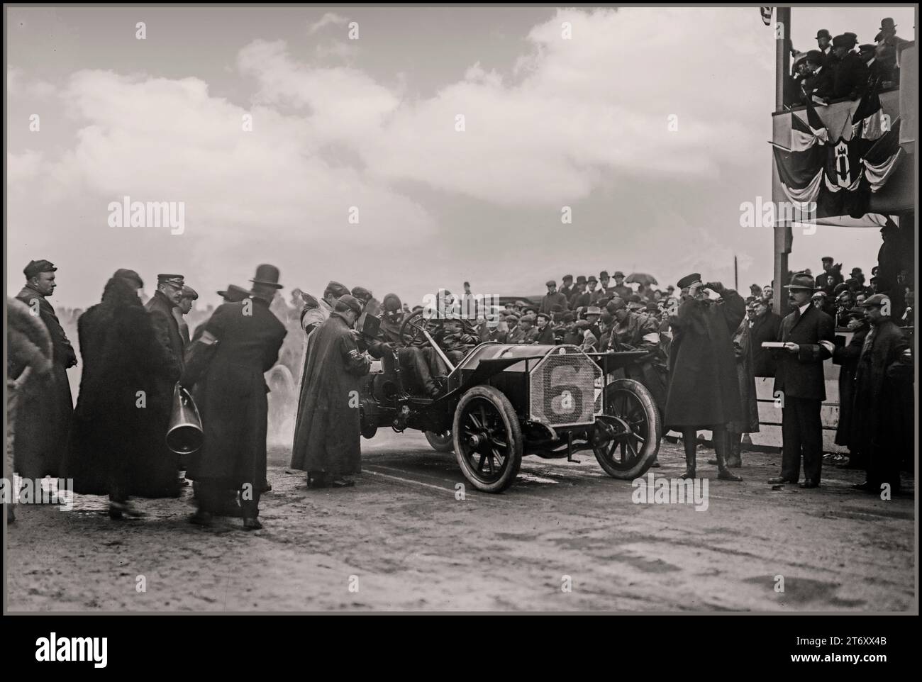 1908 Vanderbilt Cup Race Herb Lytle avant le départ. Herb Lytle a terminé juste deuxième de l'Isotta à moins de deux minutes du Locomobile vainqueur de George Robertson. Herb Lytle a participé à plus de courses associées à la Vanderbilt Cup (6) que tout autre pilote. Banque D'Images