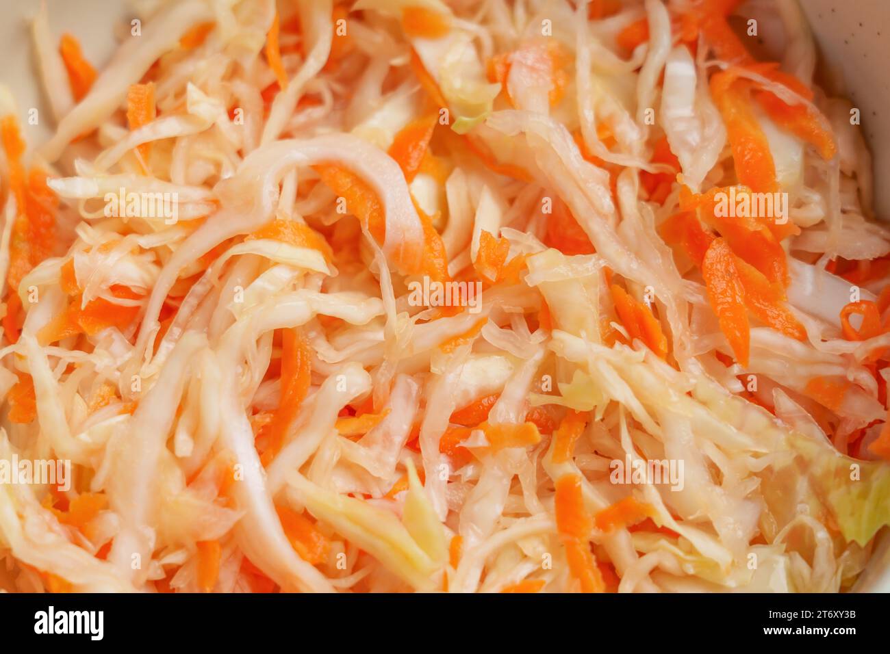 Choucroute fermentée avec chou blanc haché et carottes. Macro shot Banque D'Images