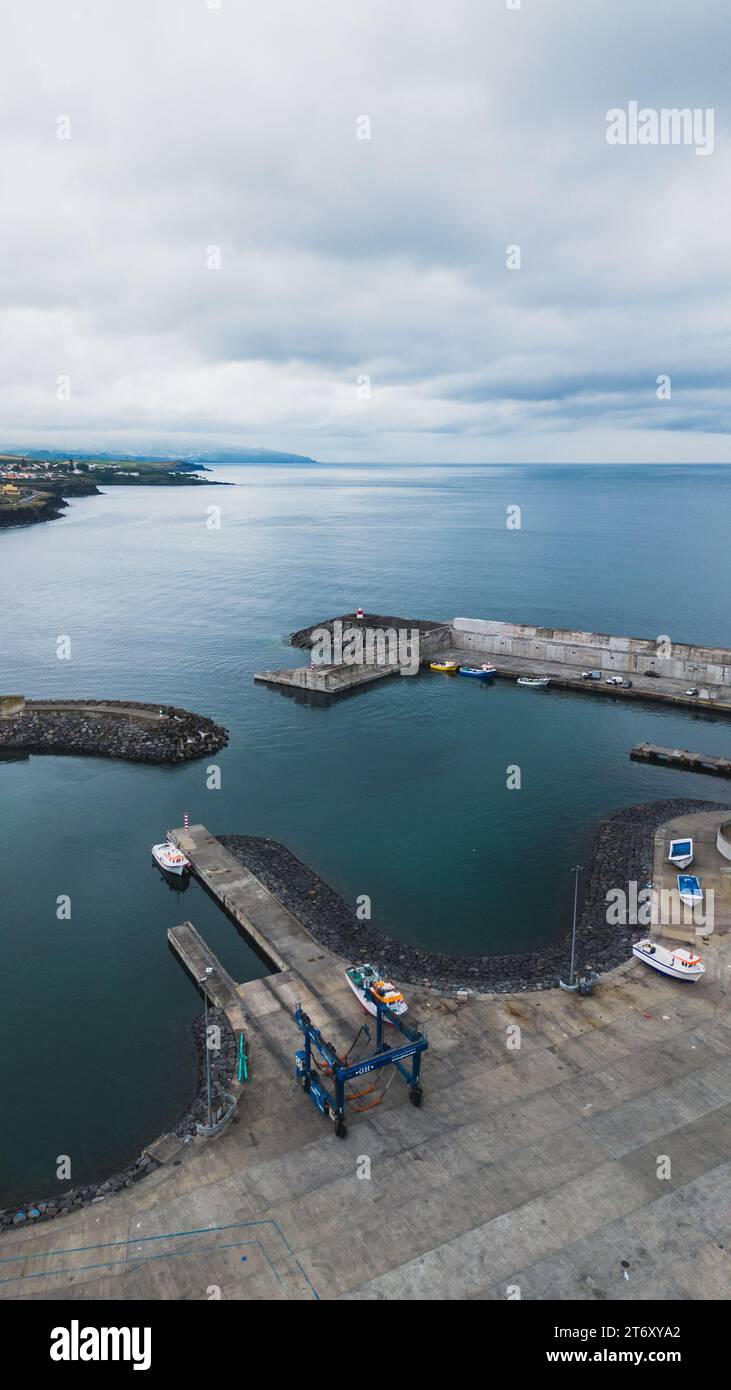 Une vue panoramique sur un plan d'eau tranquille, avec plusieurs petits bateaux aux Philippines Banque D'Images
