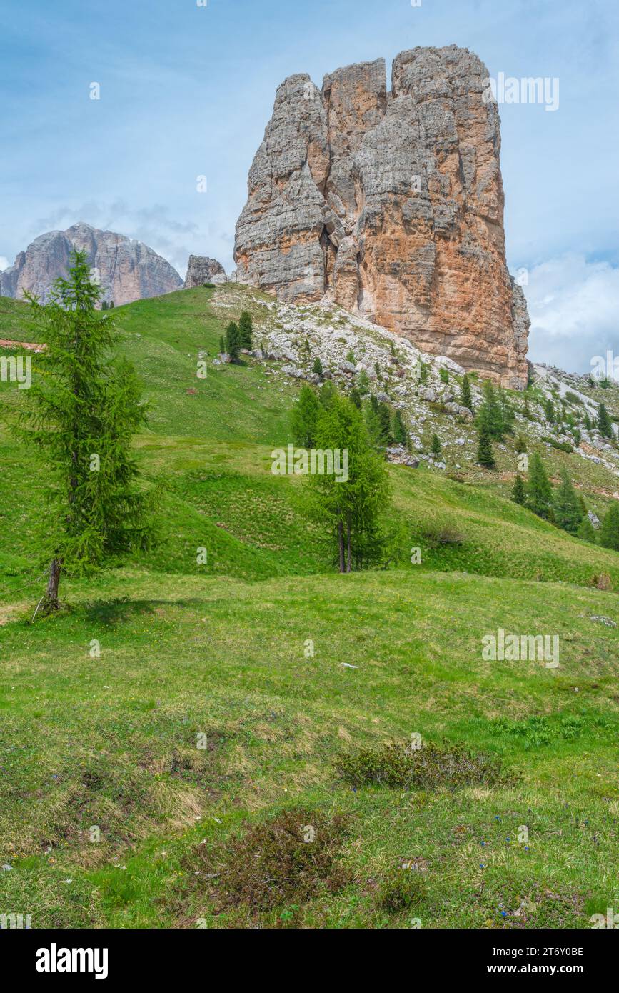 Tour de calcaire solitaire érodé dans la région des Cinque Torri des Dolomites d'Ampezzo en Italie Banque D'Images