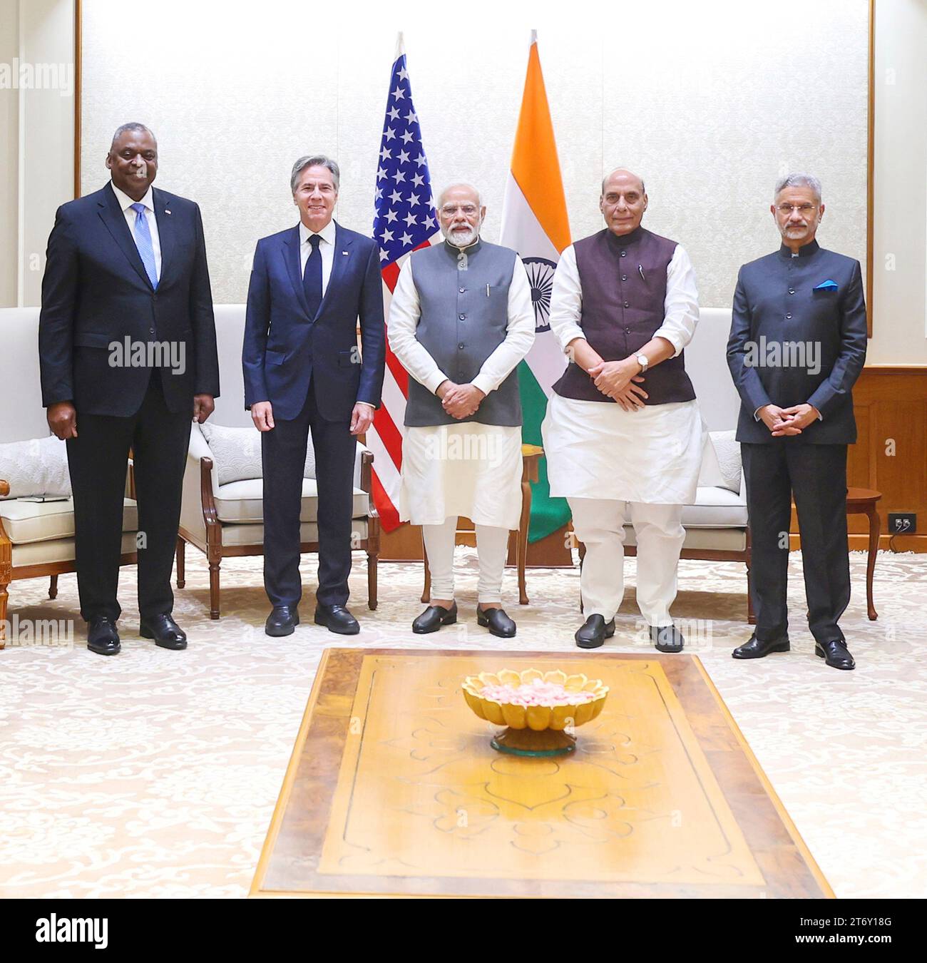 New Delhi, Inde. 10 novembre 2023. De gauche à droite : le secrétaire américain à la Défense Lloyd Austin, le secrétaire d'État américain Tony Blinken, le premier ministre indien Narendra Modi, le ministre indien de la Défense Rajnath Singh et le ministre indien des Affaires extérieures, Subrahmanyam Jaishankar, posent devant une réunion bilatérale, le 10 novembre 2023 à New Delhi, en Inde. Crédit : PIB photo/Press information Bureau/Alamy Live News Banque D'Images