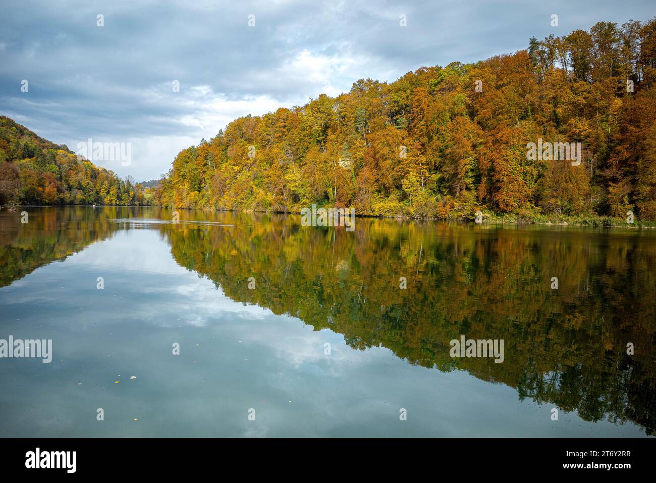 Paysage fluvial du Rhin avec des couleurs d'automne Suisse Banque D'Images