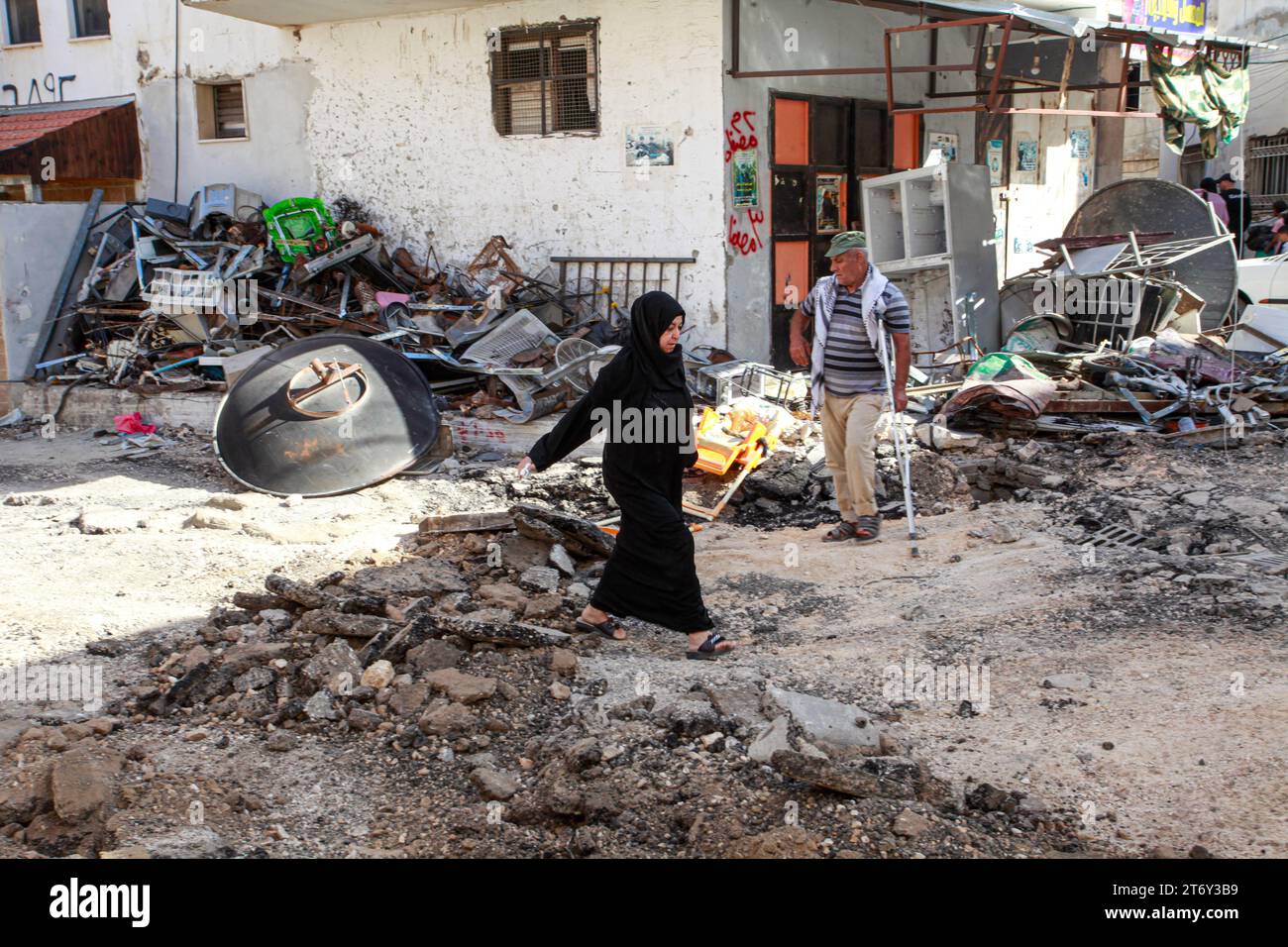 Une femme marche à travers les décombres d’un bâtiment détruit après un raid militaire israélien dans le camp de réfugiés de Djénine, en Cisjordanie. (Photo de Nasser Ishtayeh / SOPA Images/Sipa USA) Banque D'Images