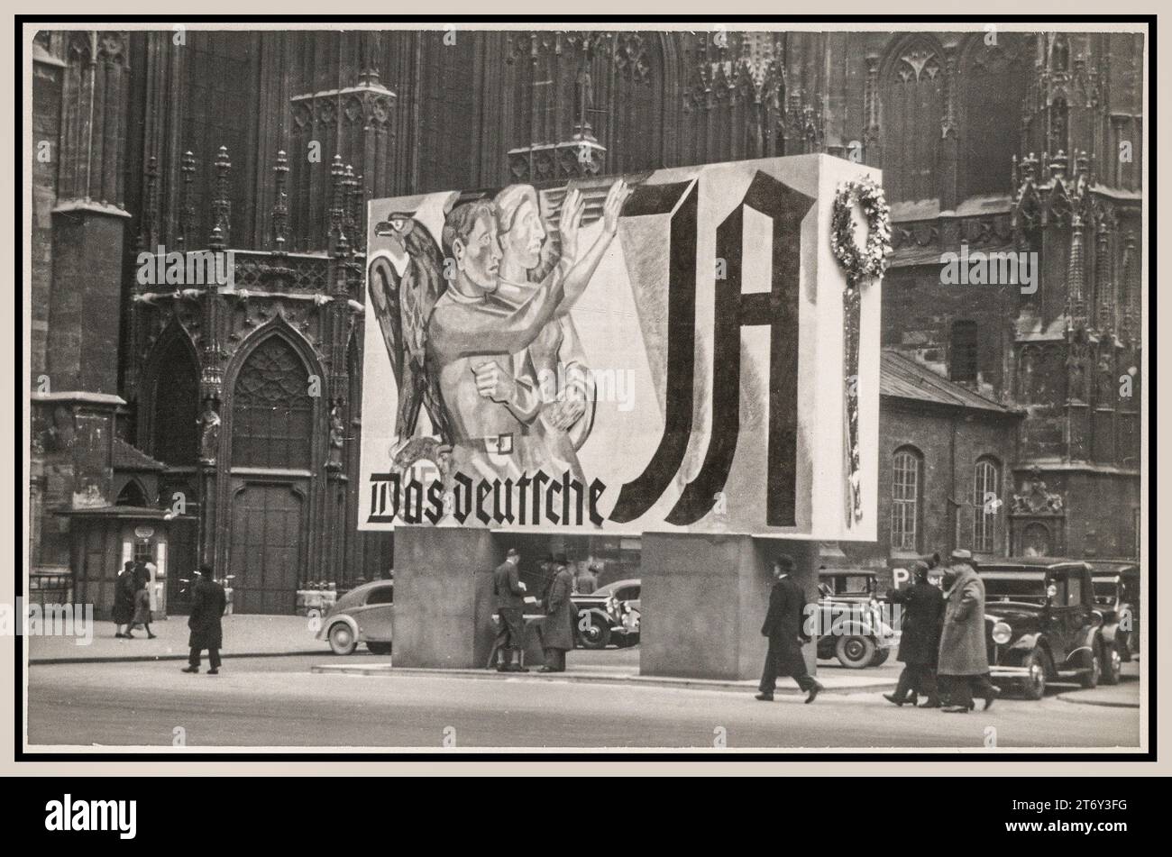 1938 ANSCHLUSS VIENNE Allemagne nazie Grande affiche électorale de propagande avec l'aigle allemand agrippant la Swastika nazie et deux personnes donnant le salut Heil Hitler. Sous-titré : 'THE GERMAN -YES' Allemagne nazie Anschluss Election Voting Propaganda Poster à l'extérieur de la cathédrale Saint-Étienne de Vienne Banque D'Images