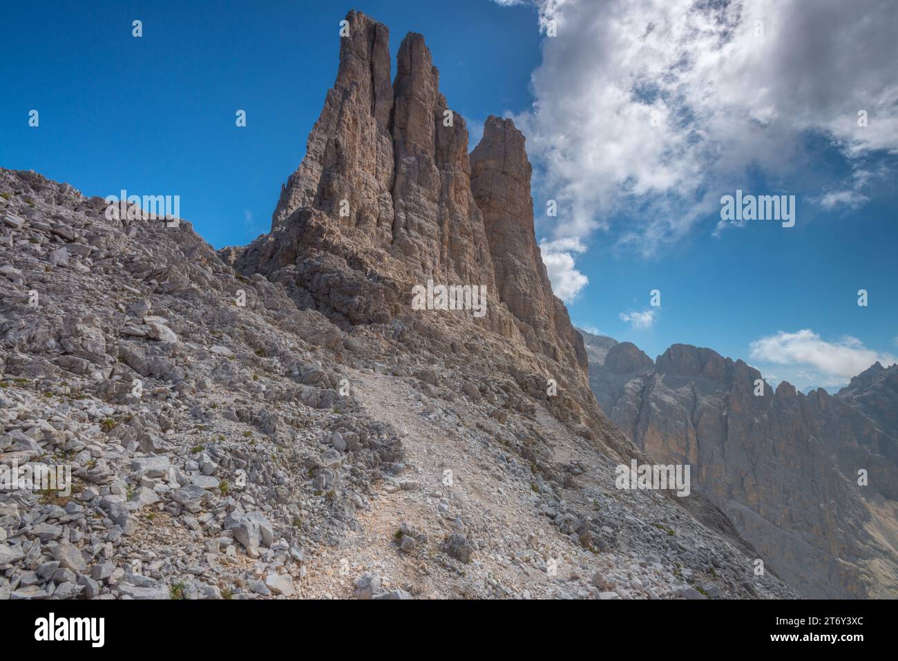 Sentier de randonnée menant aux célèbres pinacles calcaires de Torri del Vajolet dans le parc naturel des Dolomites de l'UNESCO en Italie. Banque D'Images