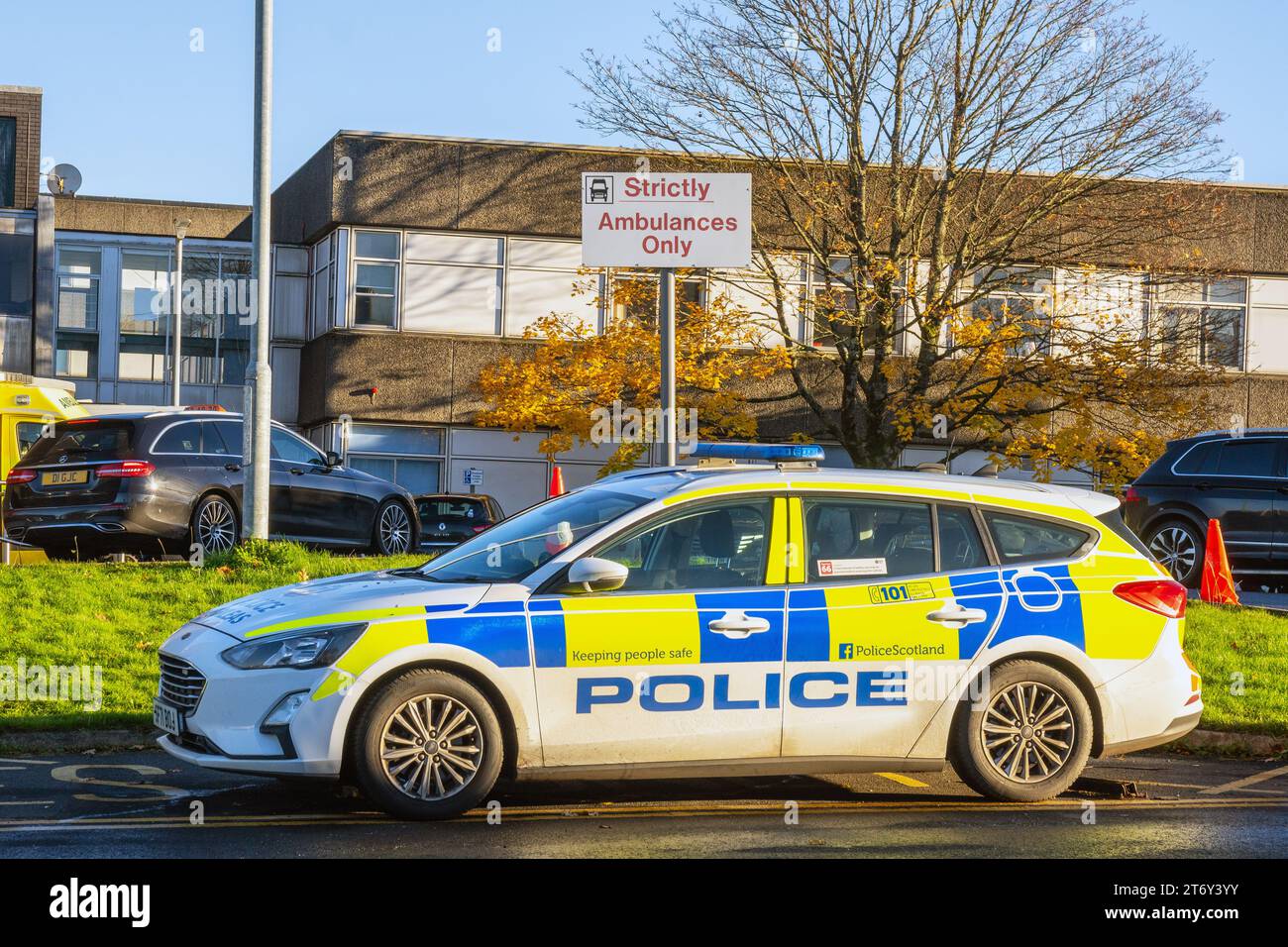 Police Scotland voiture de police marquée, garée dans une zone de stationnement restreinte, spécialement conçue pour les ambulances, Royal Alexandra Hospital, Paisley, Écosse, Banque D'Images