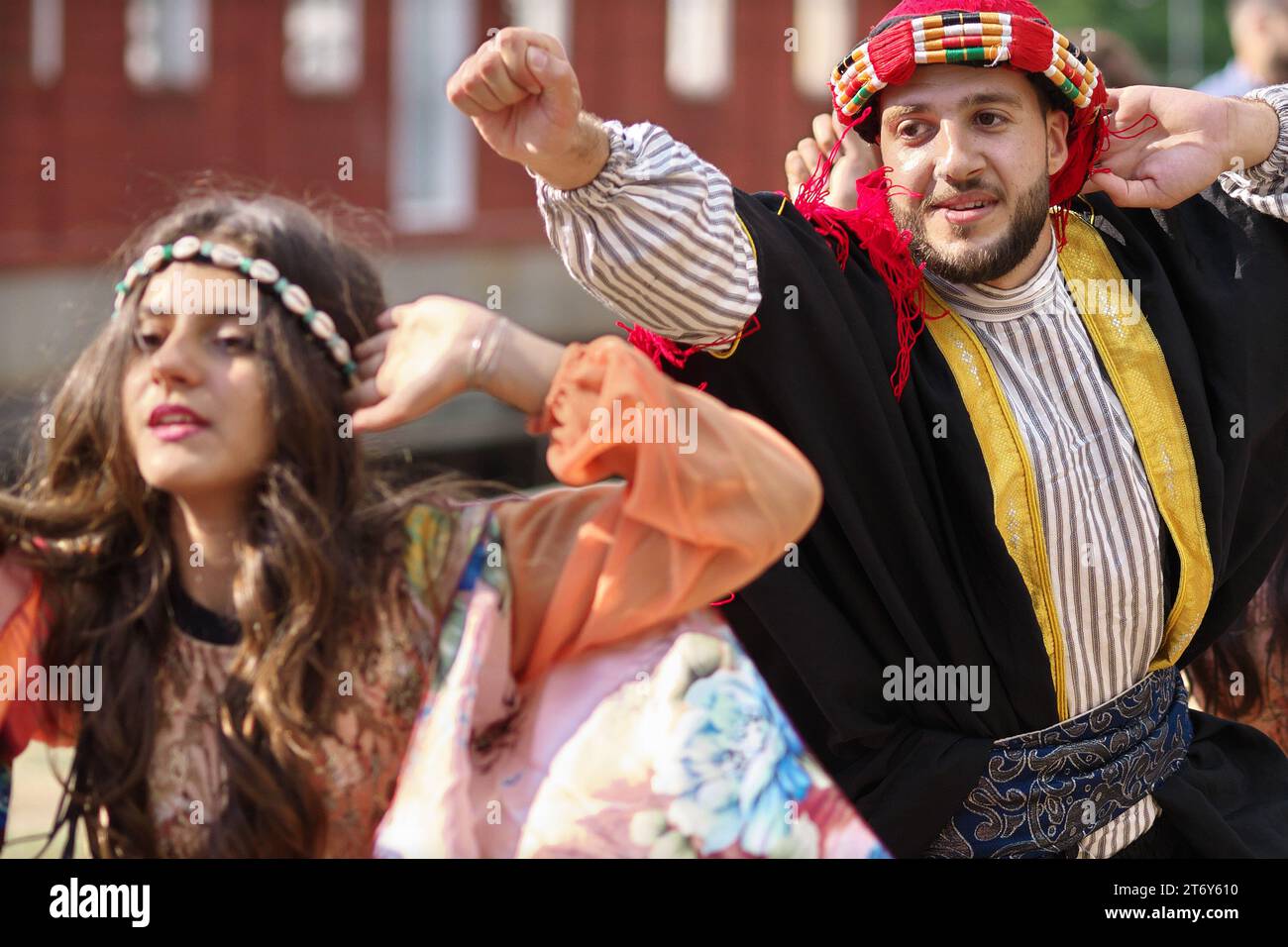 Danseurs du Aram Dance Theatre, un groupe de danse syrien de Malmö, dansant au Karlshamn Baltic Festival. Banque D'Images