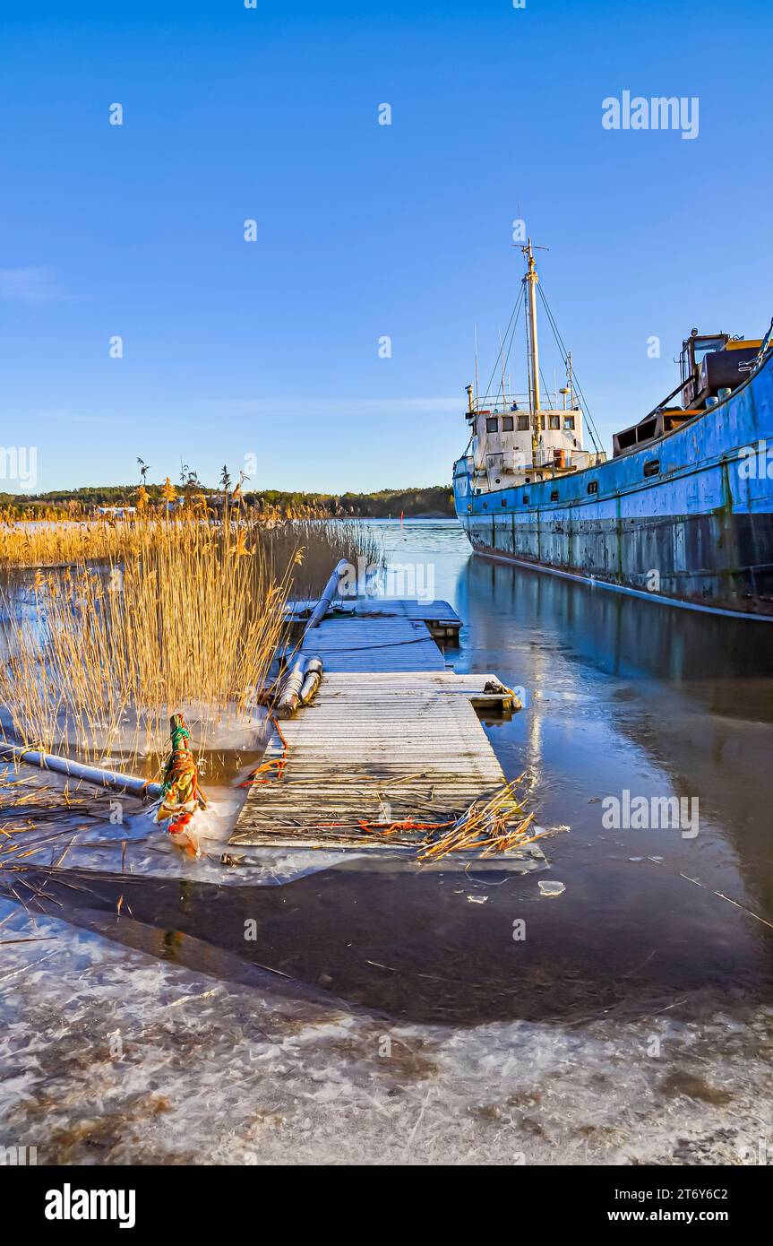 Vieux navire en acier à terre en hiver Banque D'Images