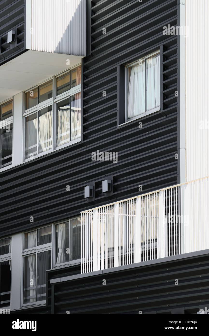 Un bâtiment bien conçu construit avec une construction préfabriquée peu coûteuse Banque D'Images