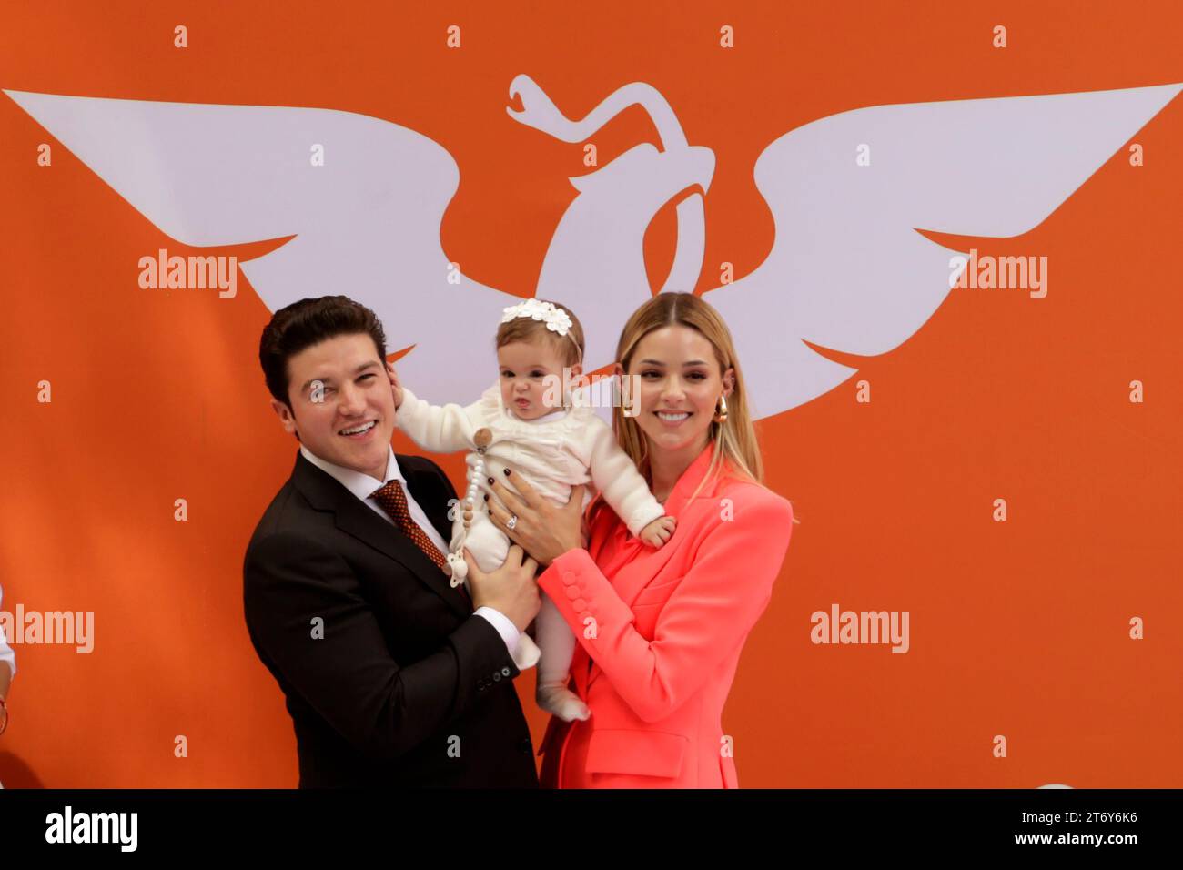 Mexico, Mexique. 12 novembre 2023. Le gouverneur de l’État de Nuevo Leon, Samuel Garcia, accompagné de son épouse, Mariana Rodriguez, et de sa fille Mariel, s’est inscrit comme pré-candidat à la présidence au siège national du mouvement citoyen. À Mexico. Le 12 novembre 2023 à Mexico, Mexique (crédit image : © Luis Barron/eyepix via ZUMA Press Wire) USAGE ÉDITORIAL SEULEMENT! Non destiné à UN USAGE commercial ! Crédit : ZUMA Press, Inc./Alamy Live News Banque D'Images