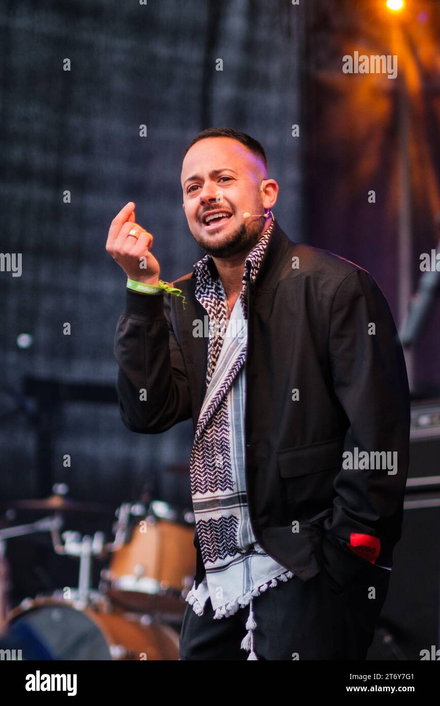 Amsterdam, pays-Bas. 12 novembre 2023. Mounir Samuel intervient sur scène lors d’une marche climat et justice. Crédit : Sarai Koornneef/Alarmy Live News Banque D'Images