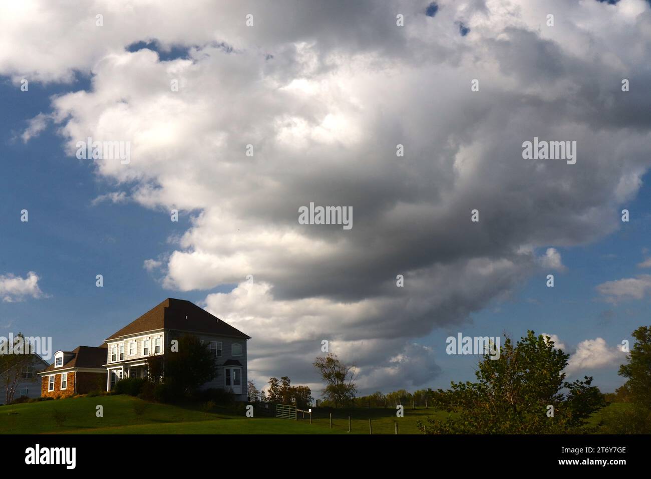 D'énormes nuages de tempête descendent sur la communauté de logement Banque D'Images