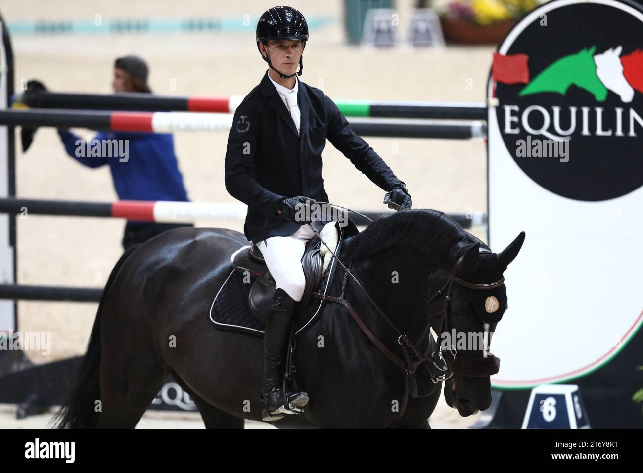 Vérone, Italie. 12 novembre 2023. Kevin Jochems, des pays-Bas, participe à la LONGINES FEI Jumping World Cup™ Verona Credit : Mickael Chavet/Alamy Live News Banque D'Images