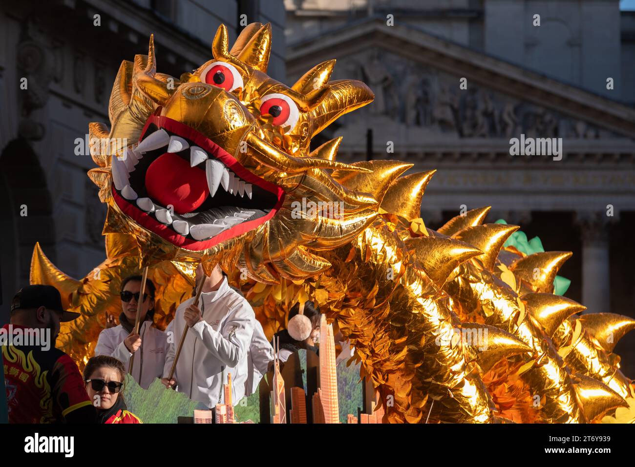 Lord Mayor's Show procession 2023, en passant le long de Poultry dans la ville historique de Londres, Royaume-Uni. Dragon chinois. Bureau économique et commercial de Hong Kong Banque D'Images