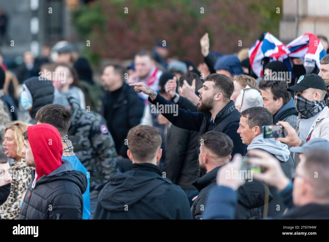 Les manifestants qualifiés d'extrême droite tentent d'arrêter une journée d'action pour la protestation palestinienne à Londres, au Royaume-Uni, le jour de l'Armistice Banque D'Images