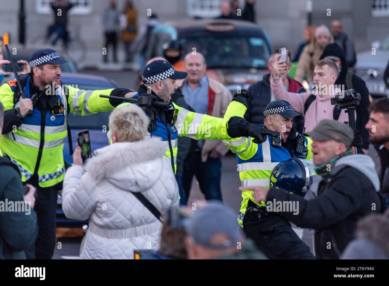Les manifestants qualifiés d'extrême droite tentent d'arrêter une journée d'action pour la protestation palestinienne à Londres, au Royaume-Uni, le jour de l'Armistice. Cordon de police Banque D'Images