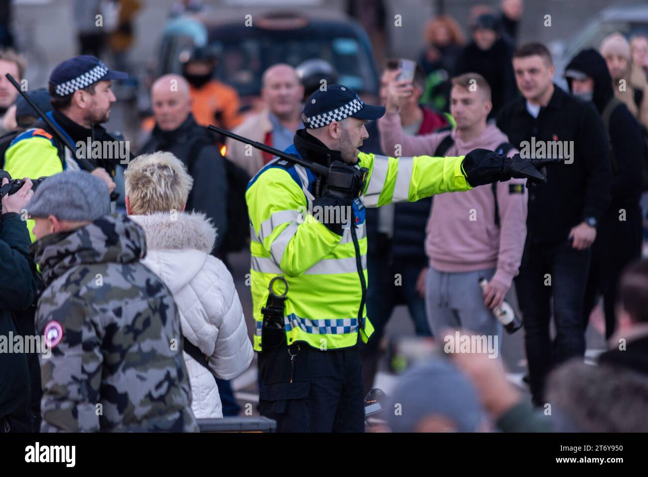 Les manifestants qualifiés d'extrême droite tentent d'arrêter une journée d'action pour la protestation palestinienne à Londres, au Royaume-Uni, le jour de l'Armistice. Cordon de police Banque D'Images