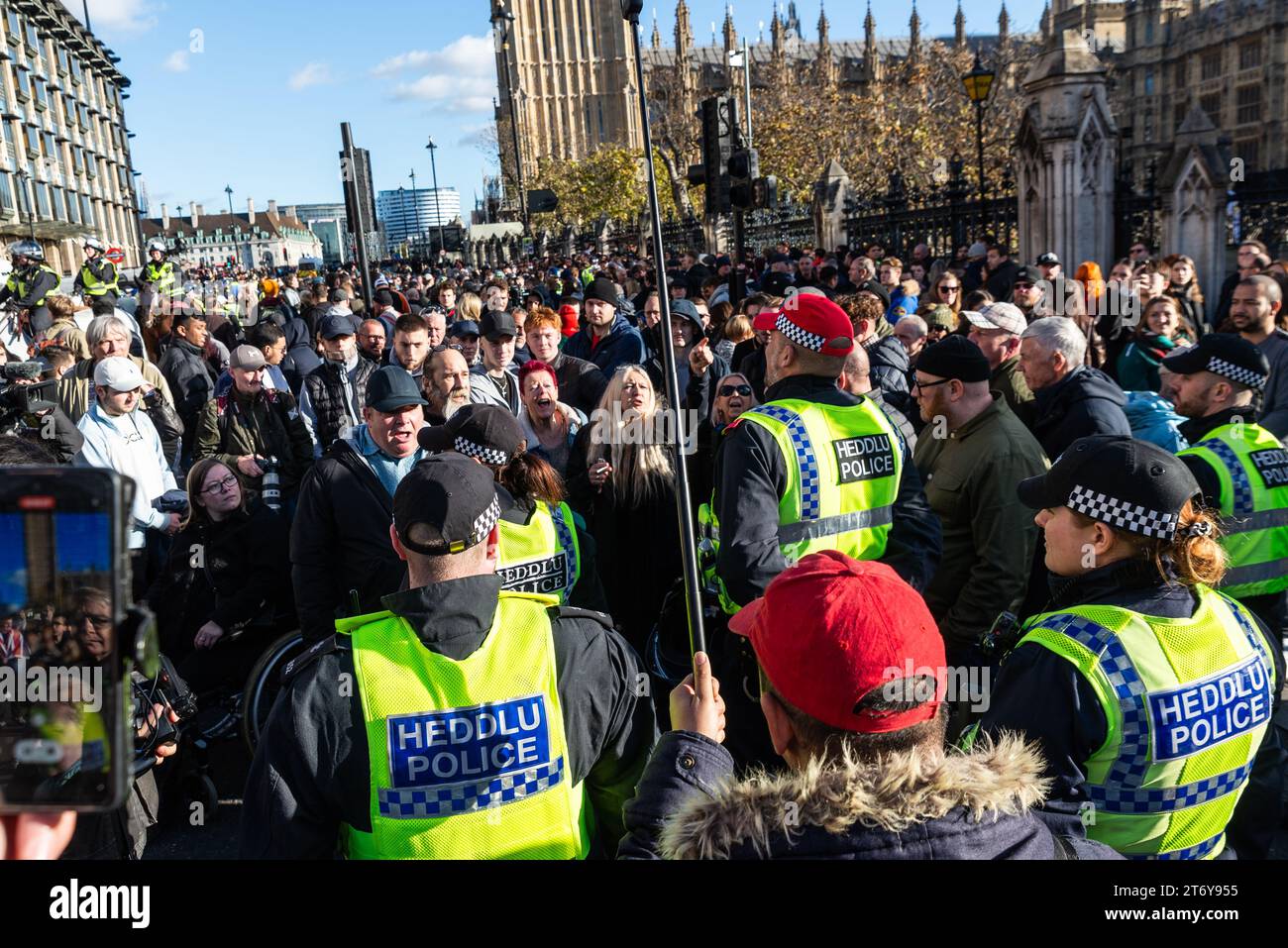 Les manifestants qualifiés d'extrême droite tentent d'arrêter une journée d'action pour la protestation palestinienne à Londres, au Royaume-Uni, le jour de l'Armistice. Cordon de police Welsh Heddlu Banque D'Images