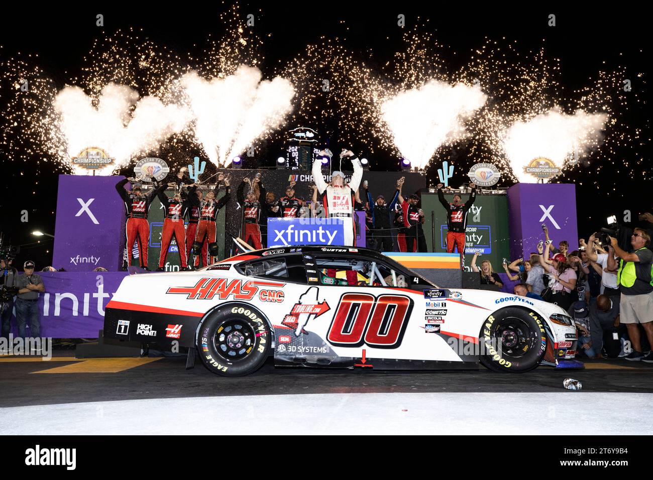 4 novembre 2023, Avondale, AZ, USA : Cole Custer (00) célèbre sa victoire au NASCAR Xfinity Series Championship au Phoenix Raceway à Avondale AZ. (Image de crédit : © Colin Mayr Grindstone Media Grou/ASP) USAGE ÉDITORIAL SEULEMENT! Non destiné à UN USAGE commercial ! Banque D'Images