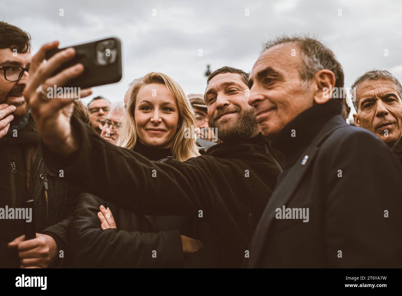 Olivier Donnars / le Pictorium - Marche contre l'antisémitisme - 12/11/2023 - France / Paris - Eric Zemmour, président du parti d'extrême droite Reconquete, et Marion Marechal-le Pen, vice-présidente, a participé à la marche contre l’antisémitisme, malgré la désapprobation de plusieurs organisations juives, dont le Conseil représentant des institutions juives de France (CRIF). Banque D'Images