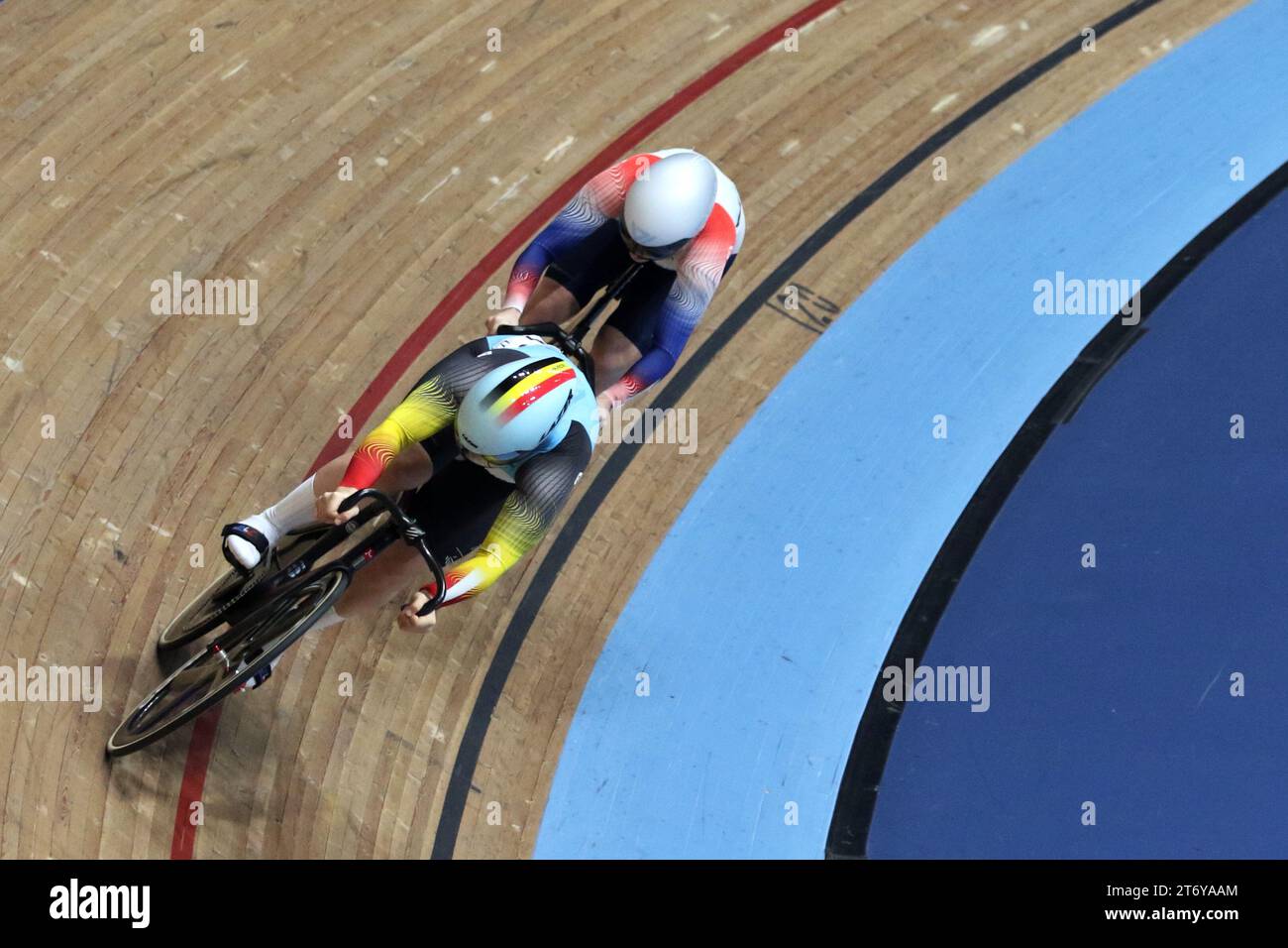 Track Cycling Champions League, Lee Valley Velodrome Londres Royaume-Uni. Lowri THOMAS (GBR), Nicky DEGRENDELE (bel) dans le premier tour de sprint féminin – Heat 2, Banque D'Images