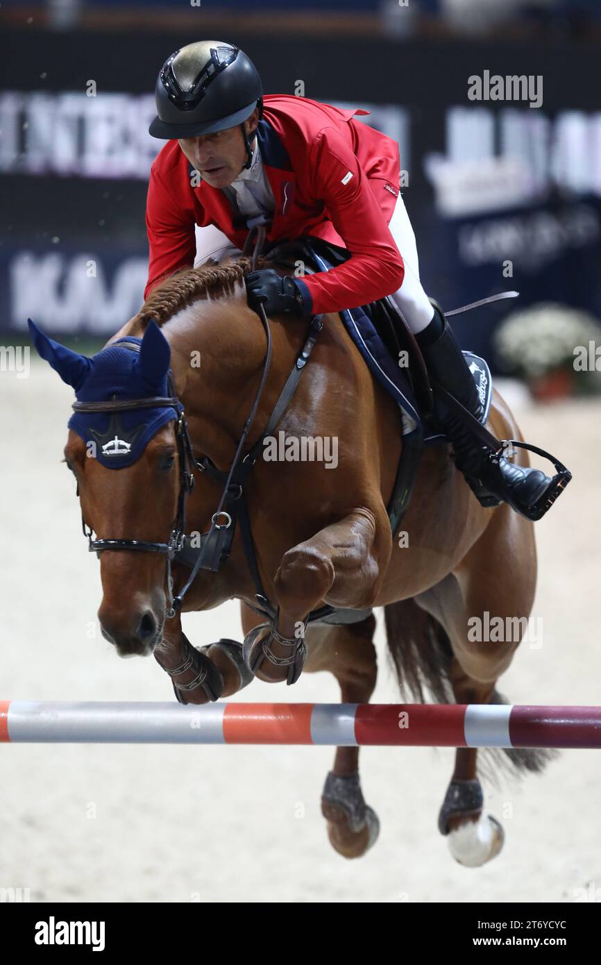 Vérone, Italie. 12 novembre 2023. Pius Schwizer de Suisse participe à la LONGINES FEI Jumping World Cup™ Verona Credit : Mickael Chavet/Alamy Live News Banque D'Images