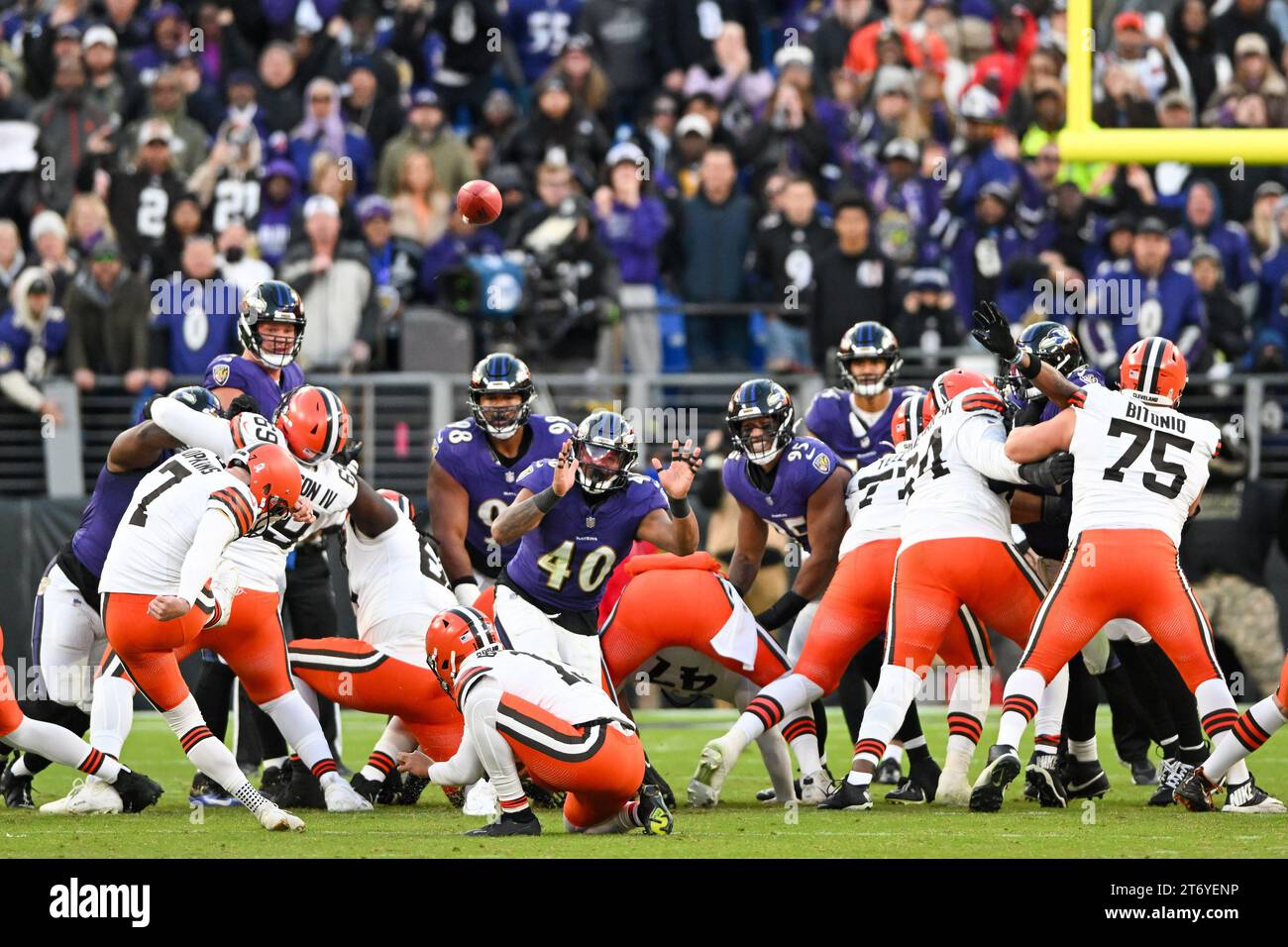 Baltimore, États-Unis. 12 novembre 2023. Le kicker Dustin Hopkins (7 ans) de Cleveland Browns place marque un field goal de 40 yards alors que le temps expire au cours du quatrième quart-temps pour vaincre les Ravens de Baltimore 33-31 au M&T Bank Stadium de Baltimore, Maryland, le dimanche 12 novembre 2023. Photo de David Tulis/UPI crédit : UPI/Alamy Live News Banque D'Images